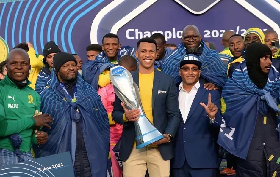 Tlhopie Motsepe with Mamelodi Sundowns Team after winning DStv Cup.