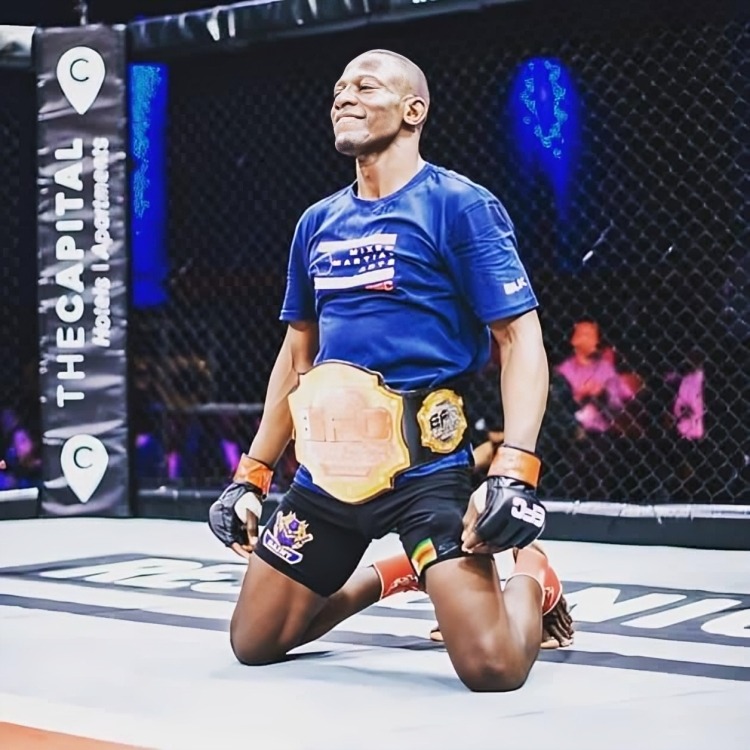 Nicholas Hwende was crowned Extreme Fighting Championship (EFC) world bantamweight champion after defeating Brazilian Gian Souza on August 11 2022 in Johannesburg, South Africa.